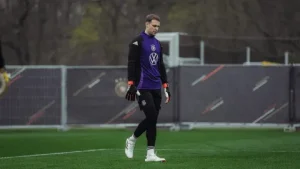 Neuer sofreu uma lesão muscular durante o treino