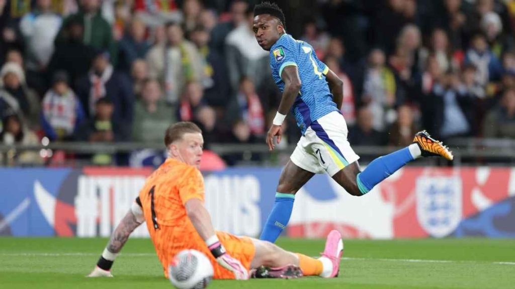 Vinicius Jr. tenta finalização durante jogo entre Inglaterra e Brasil, em Wembley — Rafael Ribeiro/CBF