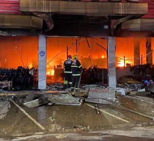 Corpo de Bombeiros combate incêndio em Manacapuru