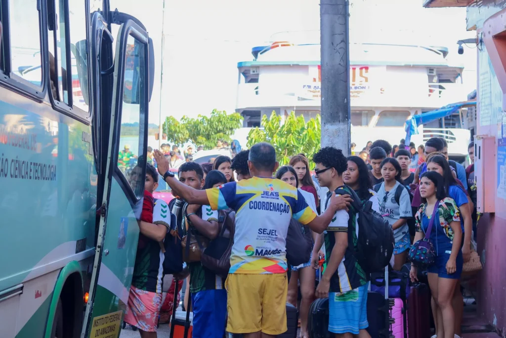 Delegação de Barreirinha desembarca em Maués