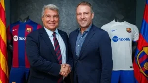 Hansi Flick (dir.) posa ao lado do presidente Joan Laporta para confirmar acerto com o Barcelona