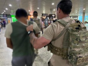 Momento do desembarque em Manaus na noite de segunda-feira (13)